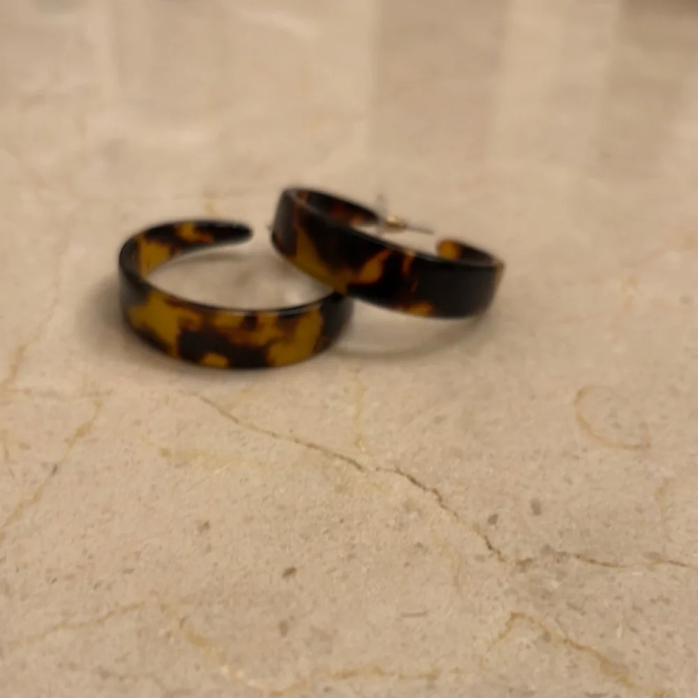 Tortoise Shell Hoop Earrings - Picture 4 of 5